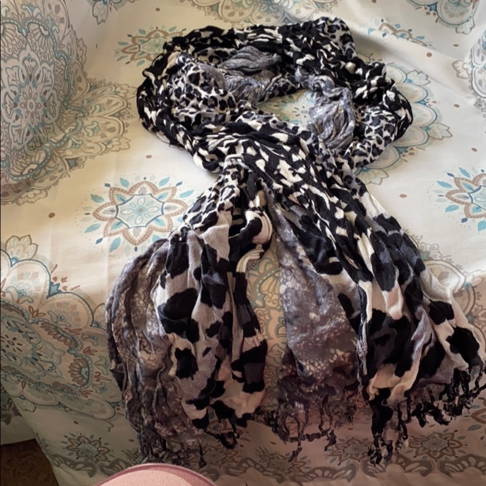 Multiple print scarf - Picture 2 of 3